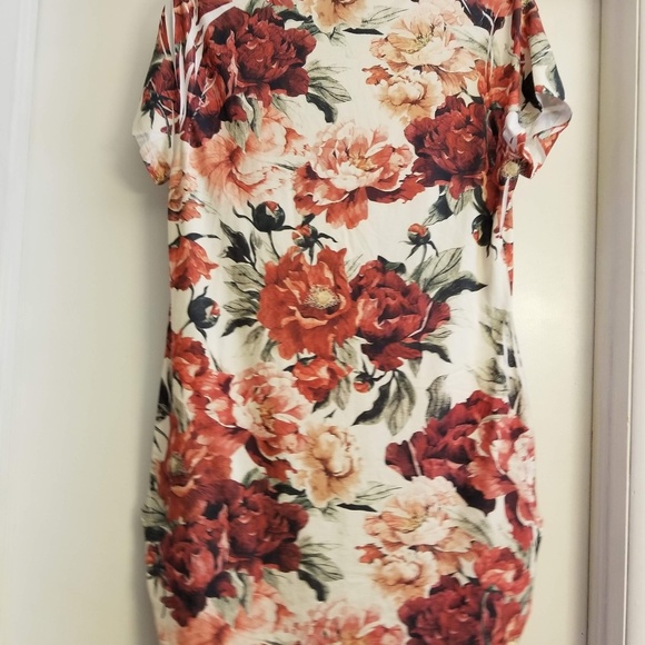 NWOT floral circle hem mini dress w/side slits - Picture 3 of 6